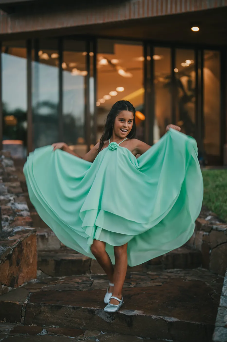 Aniversário: menina de vestido verde-água girando