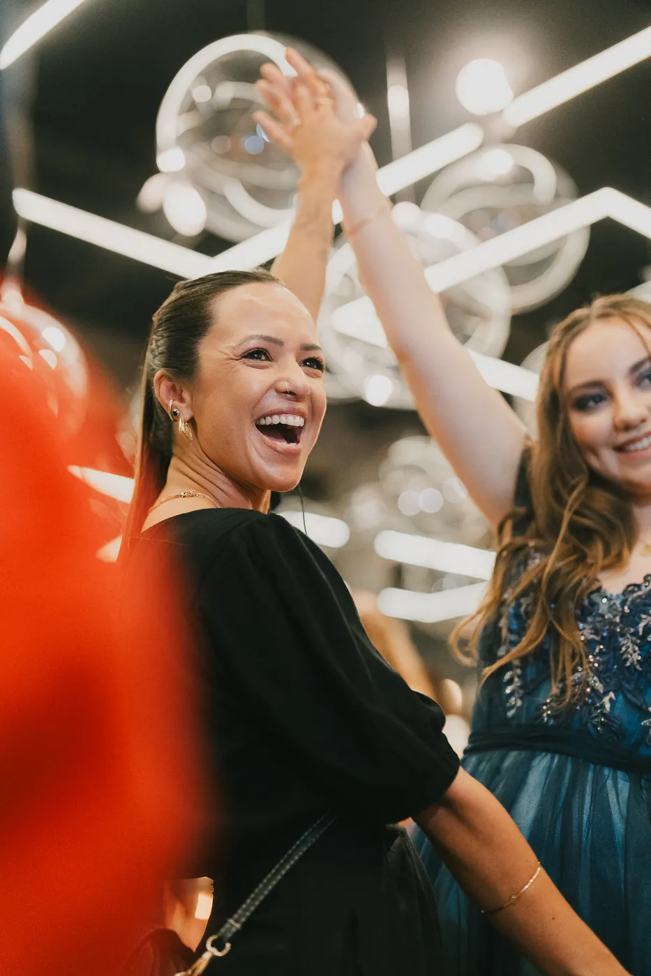 Camila comemorando com a debutante na festa